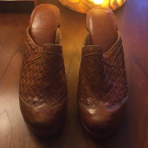Vintage woven 70s clogs